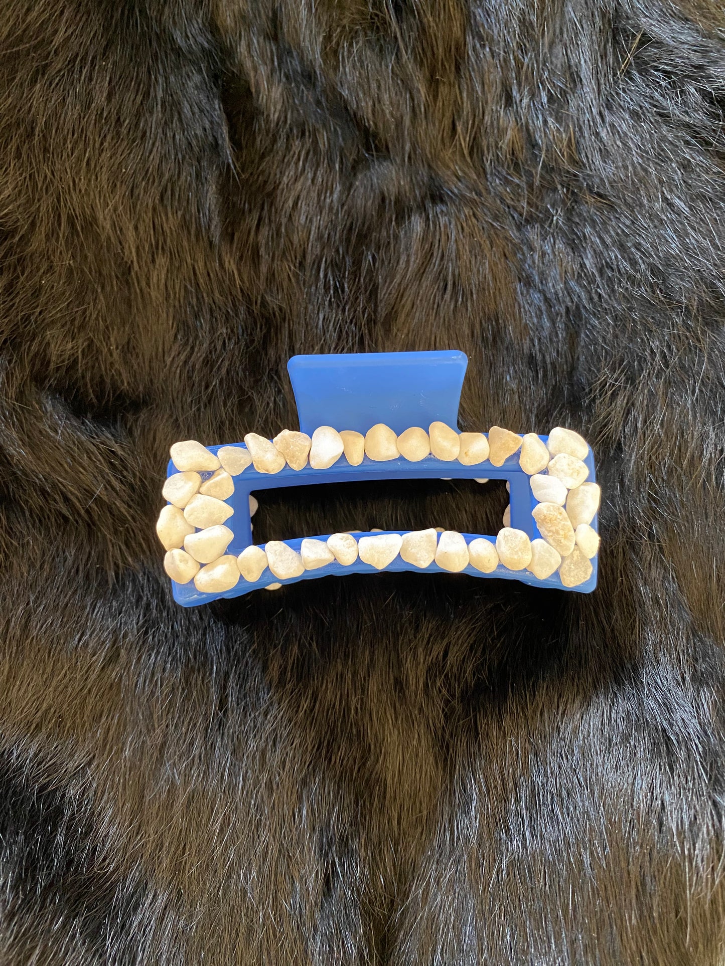 Blue claw clip with white rocks